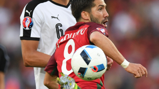 Португалският полузащитник Жоао Моутиньо подписа договор за още една година