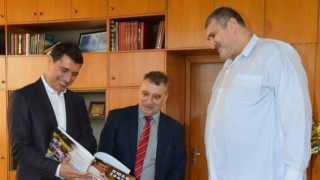 Ректорът проф д р Димитър Димитров посрещна в кабинета си