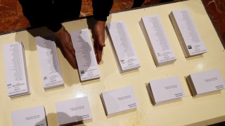 Днес каталунците гласуват на предсрочни регионални избори Избирателните секции отварят