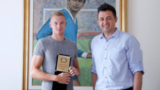 Левски изпрати с благодарствен плакет словашкия футболист Роман Прохазка Вторият