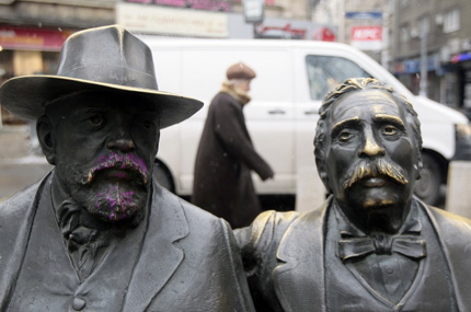 Вандали нашaриха статуите на Славейкови в София 