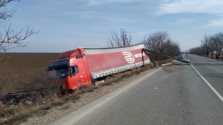 ТИР се заби в канавка на пътя Русе Разград