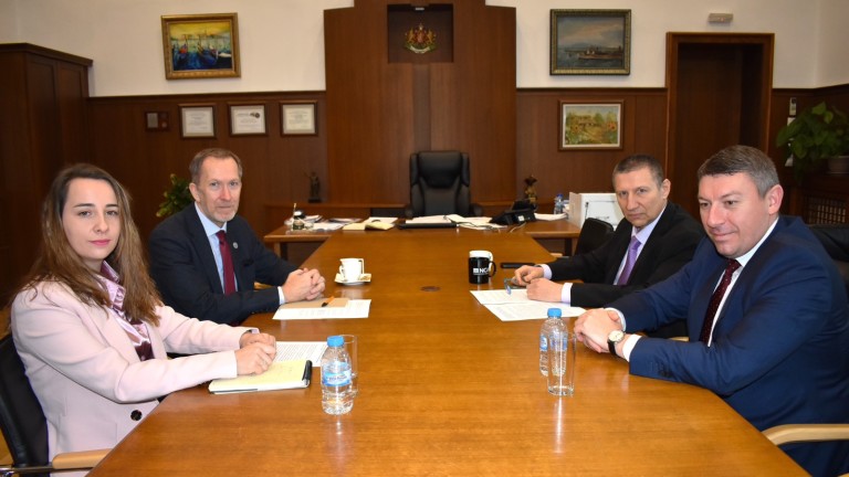 Сарафов и шефът на ДАНС се похвалиха на Великобритания за разбитата фабрика за цигари