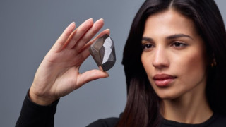 Черен диамант на милиарди години е продаден за 3 16