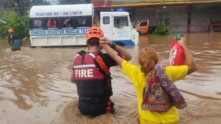 Най малко 25 души са загинали заради проливни дъждове наводнили централната