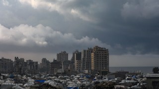 Палестинци в ивицата Газа използват развалините от разрушени сгради за