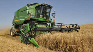 Сериозен спад на регистрациите на нови селскостопански трактори зърнокомбайни и