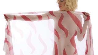 Линдзи Лоън засне първа еротична сесия в кариерата си (галерия и видео)