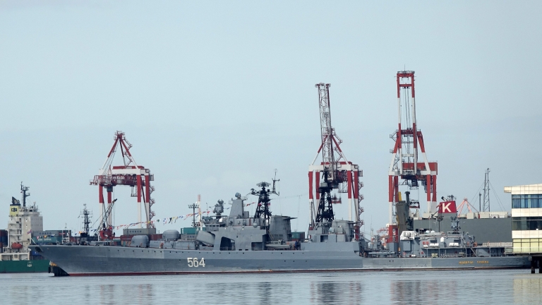Самолетоносачът на Китай с първи учения в Южнокитайско море, Русия изпрати кораби към Манила