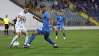 Халфът на Спартак Варна Виктор Митев който е минал и