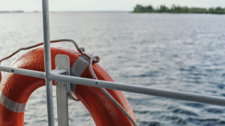 Рибарски кораб е получил пробойна на корпуса във водите край