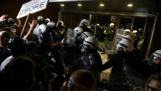 Стотици сръбски студенти влязоха в сблъсъци с полицията по време