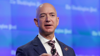 Шефът на Amazon почти изпревари Уорън Бъфет по богатство