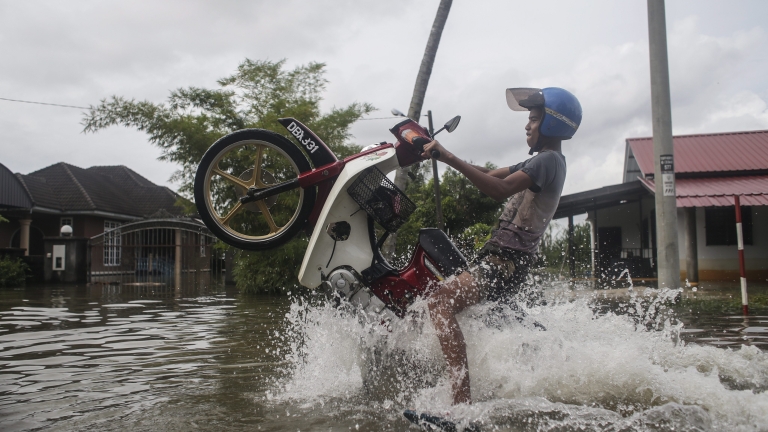 Наводнения взеха жертви в Тайланд 