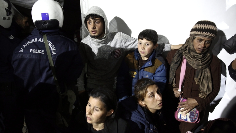Мигранти легнаха на жп линия на гръцко-македонската граница