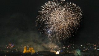 Пловдив и Ловеч посрещнаха Новата година със зрелищни фойерверки а