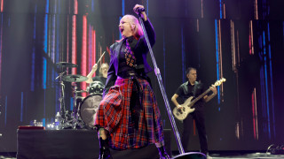 По традиция завършваме петъка с няколко песни Една от тях