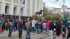 "Правосъдие за всеки" на пореден протест срещу Пеевски и мафията в Деня на Конституцията