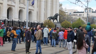 "Правосъдие за всеки" на пореден протест срещу Пеевски и мафията в Деня на Конституцията