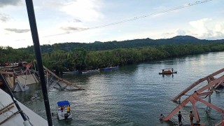 Претоварен мост рухна и уби четирима във Филипините