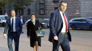 Пеевски се надява на разум от Денков и ПП за дерогацията на "Лукойл"