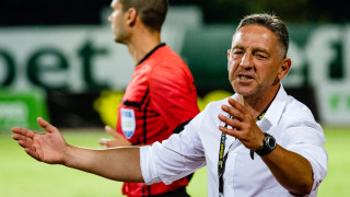 Феновете на Берое изригнаха срещу старши треньора Петър Колев след