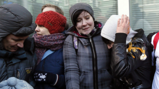 Замеряха гей активисти с яйца пред руския парламент