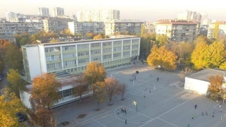 Търсят момчето, ударило учителка в класната стая
