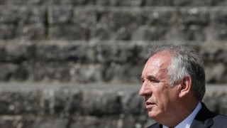 Френският премиер Франсоа Байру оцеля след вот на недоверие