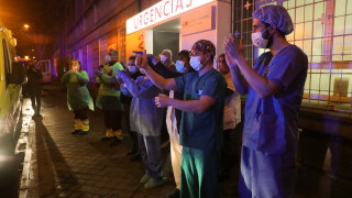 Испания мобилизира 52 000 допълнителни здравни работници и скоростно завърши