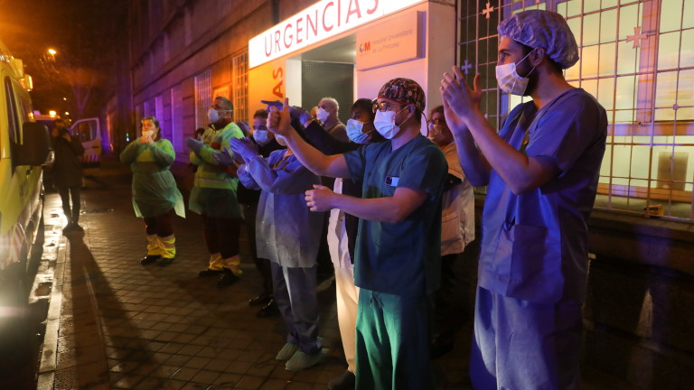 Испания хвърли още 52 000 медици срещу коронавируса 