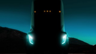 Tesla представя електрическия си камион през октомври