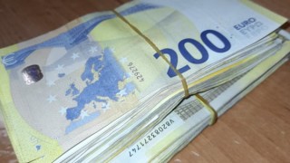 Митничари откриха недекларирани 41 500 евро в дрехите и в