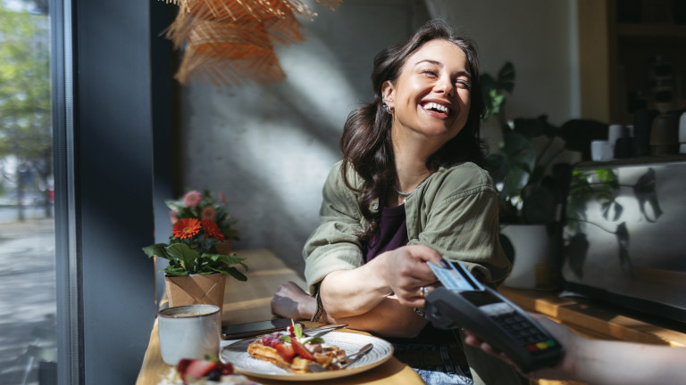 Къде в Европа заплатите са най-високи след данъци и къде е България