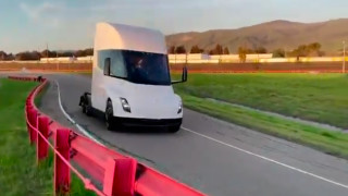 Tesla тества електрически камион с пробег 1000 км без зареждане (Видео)