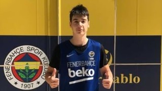 Юношата на баскетболния отбор на Черно море Тича Мерт Адем