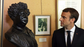 Френският президент Еманюел Макрон е бил бомбардиран с текстови съобщения