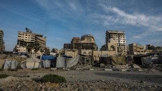 Католически кардинал и православен патриарх посетиха ударената църква в Газа 