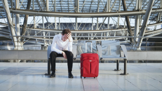 Резервациите за международни полети по света са намалели след началото