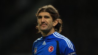 Легендарният турски вратар Рюстю Речбер е настанен в болница след