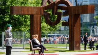 Германският канцлер Ангела Меркел седеше на тържествена церемония по посрещането