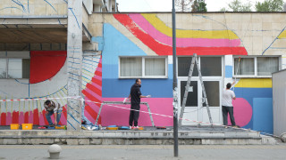 По фасадата на знаковата сграда на Младежкия дом в Пазарджик