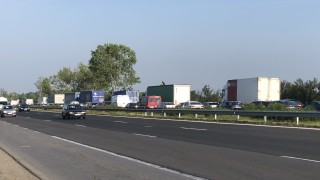 Затруднено е движението при км 75 на АМ Тракия в посока