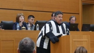 Наско Узунов в костюм на смърф на заседанието на Общинския съвет