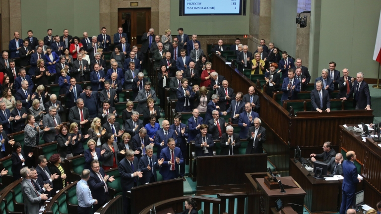 Либералната опозиция в Полша задмина управляващите евроскептици, сочи проучване