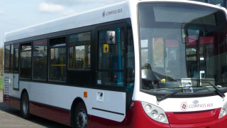 Междуградски автобус минава на технически преглед заедно с пътниците Автобусът