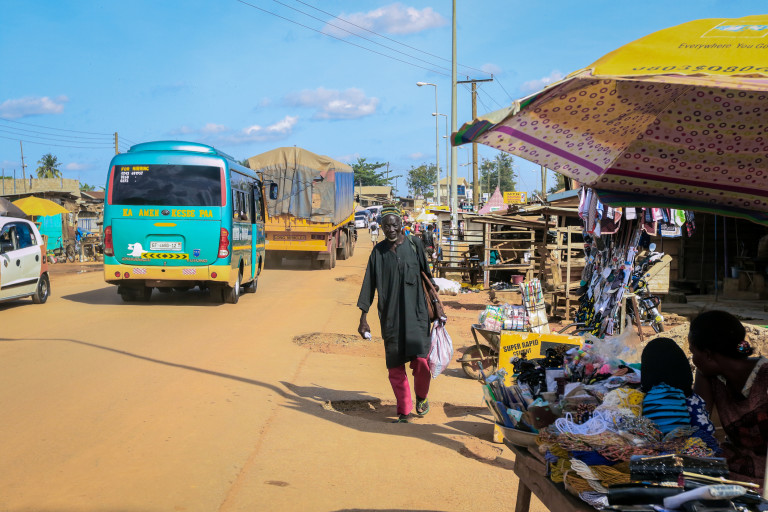  Път покрай локалния африкански град Кейп Коуст в Гана 