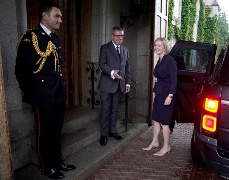 White (à gauche) deux jours avant la mort de la reine