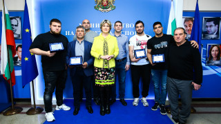 Министърът на младежта и спорта Весела Лечева награди състезатели за