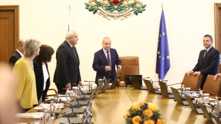 Преобърналият се автобус показва че пътят е един и заедно